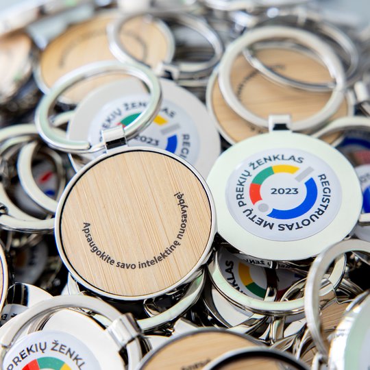 Nuotraukoje konkurso dalyvių ženkleliai