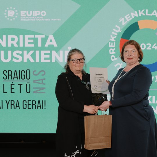 Apdovanojimų akimirka.