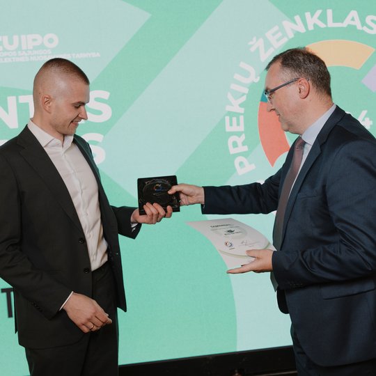 Apdovanojimų akimirka.