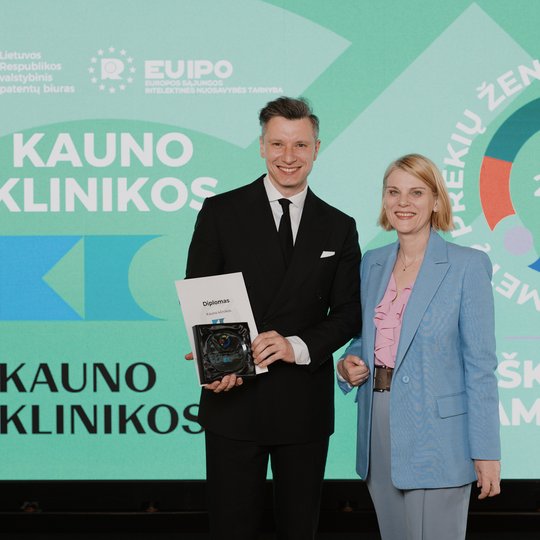 Apdovanojimų akimirka.