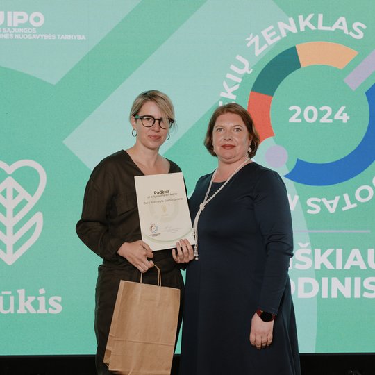 Apdovanojimų akimirka.