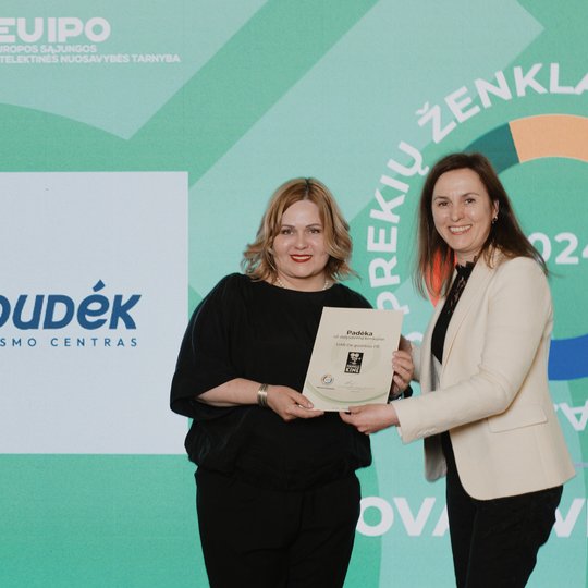 Apdovanojimų akimirka.