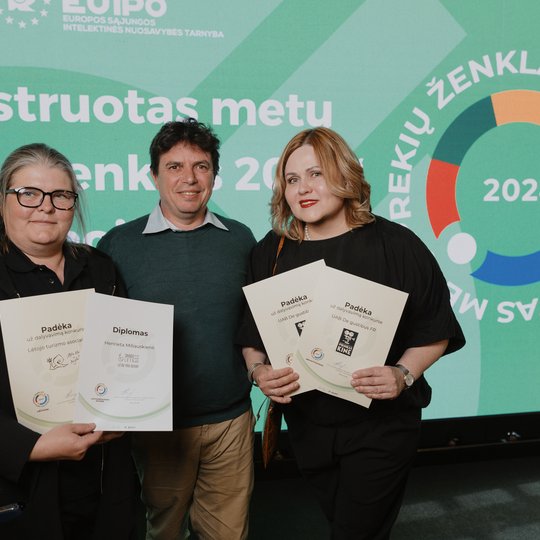 Apdovanojimų akimirka.