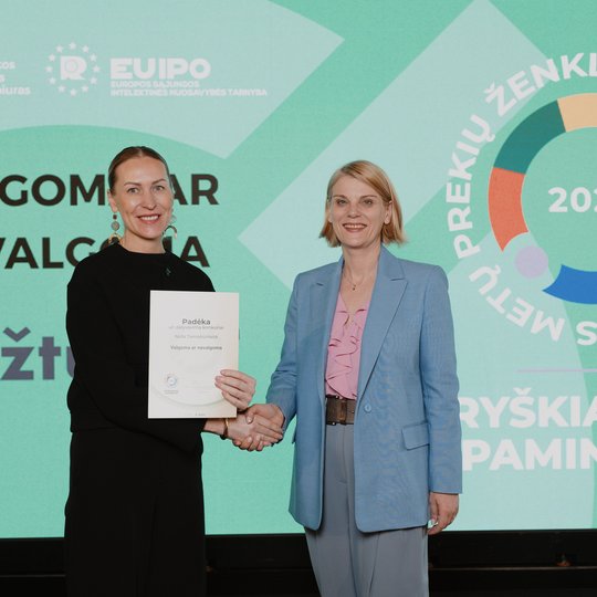 Apdovanojimų akimirka.