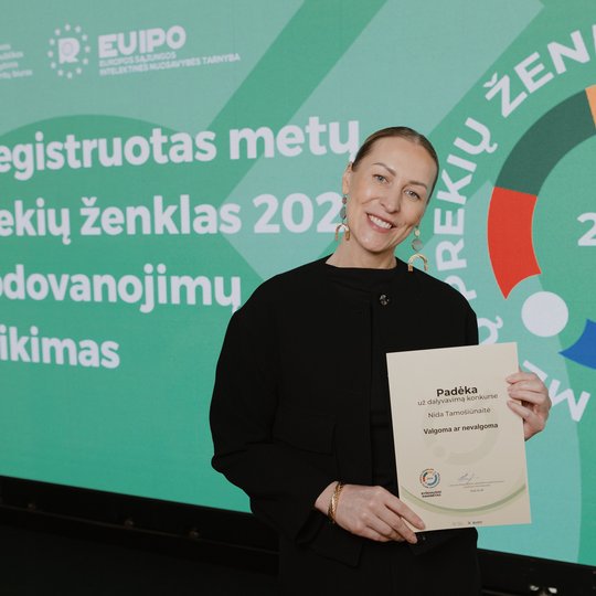 Apdovanojimų akimirka.