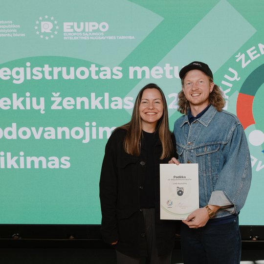 Apdovanojimų akimirka.