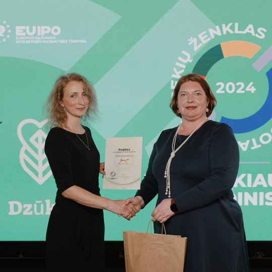 Apdovanojimų akimirka.