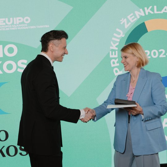 Apdovanojimų akimirka.