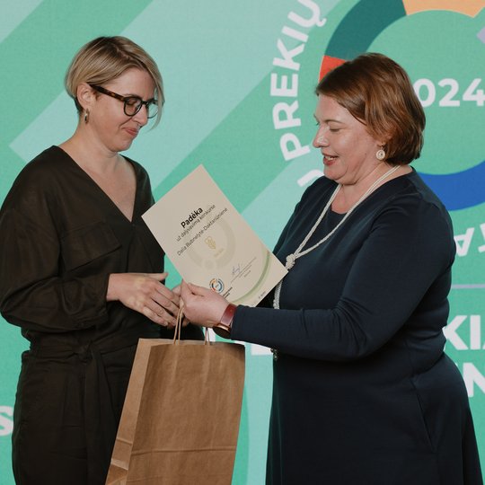 Apdovanojimų akimirka.