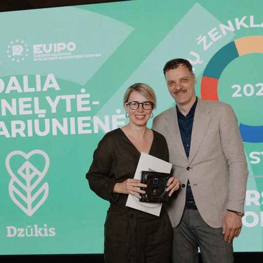 Apdovanojimų akimirka.
