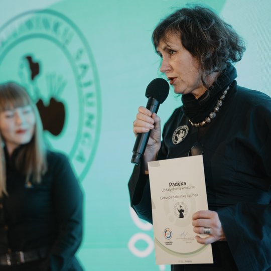 Apdovanojimų akimirka.