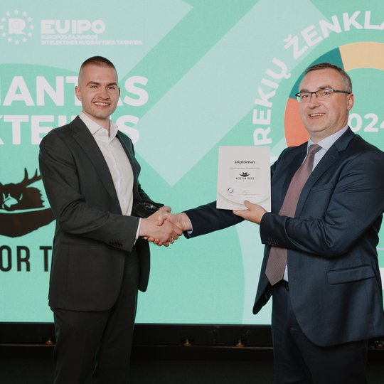 Apdovanojimų akimirka.